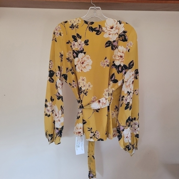 Yumi Kim Queen Bee Wrap Blouse Floral Print Size Large - Picture 9 of 11